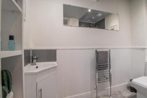 Historic 2-Bed Paisley Retreat, Airport & Station