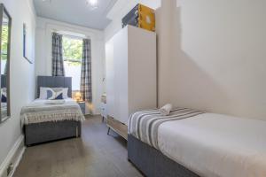 Historic 2-Bed Paisley Retreat, Airport & Station
