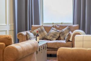 Historic 2-Bed Paisley Retreat, Airport & Station
