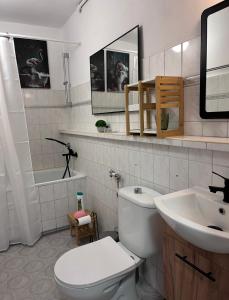 Urban Jungle Sanctuary- Designerski Apartament blisko Starego Miasta by AVALON ATELIER