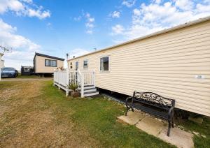 Cosy 6 Berth Caravan With Side Decking At Kessingland Beach, Suffolk Ref 90031Sv