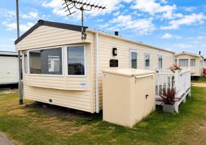 Cosy 6 Berth Caravan With Side Decking At Kessingland Beach, Suffolk Ref 90031Sv