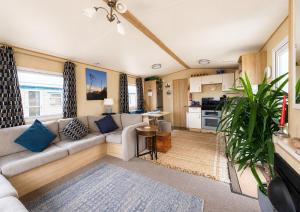 Cosy 6 Berth Caravan With Side Decking At Kessingland Beach, Suffolk Ref 90031Sv