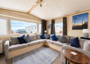 Cosy 6 Berth Caravan With Side Decking At Kessingland Beach, Suffolk Ref 90031Sv