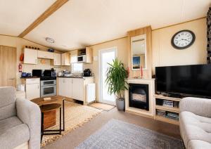 Cosy 6 Berth Caravan With Side Decking At Kessingland Beach, Suffolk Ref 90031Sv