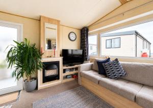 Cosy 6 Berth Caravan With Side Decking At Kessingland Beach, Suffolk Ref 90031Sv