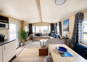 Cosy 6 Berth Caravan With Side Decking At Kessingland Beach, Suffolk Ref 90031Sv