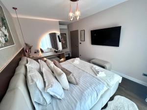 FLH La Vie En Rose Gold - Balcony, Free Parking, Bathtub, King Bed & AC