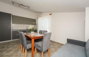 Stunning Apartment In Vir With Wifi