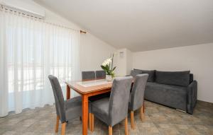 Stunning Apartment In Vir With Wifi