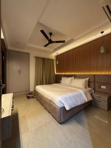 Luxenest Holiday Homes Luxury 3BHK Apartment with Pool & Gym