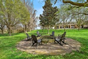 Huge, luxurious and secluded estate with private pool, pond, and large yard