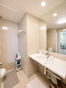 Riverside Condo 1BR Gym and Pool Near IconSiam