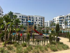 Appartement vue sur piscine à 5 min à pied de la Plage - Résidence Luxe avec Piscines & Parcs Enfants