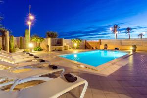 Villa near ibiza Town Sleeps 1416