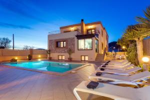 Villa near ibiza Town Sleeps 1416