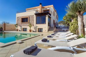 Villa near ibiza Town Sleeps 1416