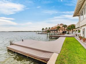 Casa Del Sol Waterfront 4 Bedroom Family Home with Private Pool and Fishing Access