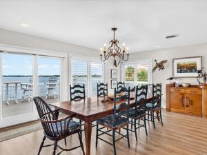 Casa Del Sol Waterfront 4 Bedroom Family Home with Private Pool and Fishing Access
