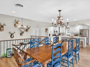 Casa Del Sol Waterfront 4 Bedroom Family Home with Private Pool and Fishing Access