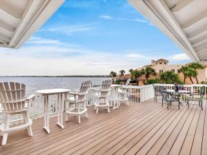 Casa Del Sol Waterfront 4 Bedroom Family Home with Private Pool and Fishing Access