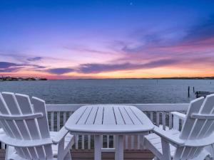 Casa Del Sol Waterfront 4 Bedroom Family Home with Private Pool and Fishing Access