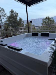 The Maharaja Retreat I Jacuzzi I Vacations l Pet friendly & 3 Bedroom Villa I Family Events I Sky Bonfire I Kasauli By Exotic Stays