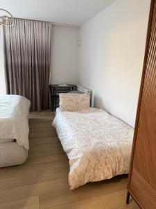 Stylish SuperKing and King Ensuite Bedrooms in Dublin-Free Parking- 15 min Airport