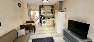 2 BR Top location and stunning view!