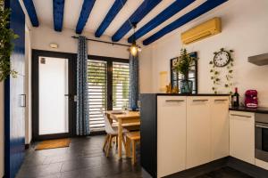 CASA DE PUEBLO de tres plantas en el CENTRO de Roses, junto a la playa con TERRAZA en el ático