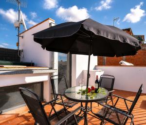 CASA DE PUEBLO de tres plantas en el CENTRO de Roses, junto a la playa con TERRAZA en el ático