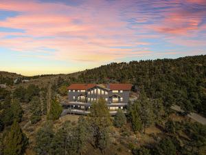 Steel Pine Lodge A Rustic Mountain Retreat Views