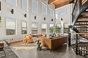 Steel Pine Lodge A Rustic Mountain Retreat Views