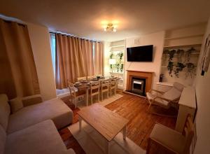 Stylish 3 Bed Townhouse in Barons Court