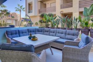 Luxury Beachfront Apartment | Pool & Ocean View