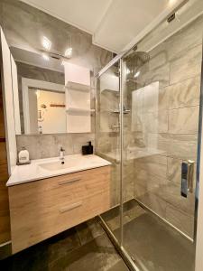 Studio neuf parking proche centre-ville