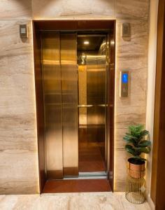 EMBASSY PARK - Near US consulate, Apollo hospital, Sankaranethralaya