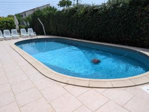 Maison de vacances avec grande piscine près de la mer