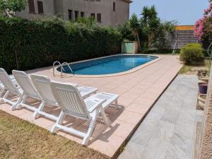 Maison de vacances avec grande piscine près de la mer