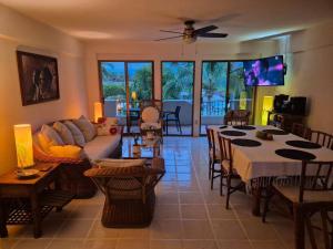 Apartment in private condo very close to the beach