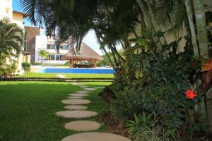 Ground floor Condo, Steps from Coco Beach and 5th Av