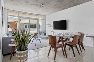 Modern Midtown Loft and Pool, Gym and Walk Everywhere