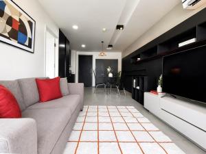 500m BTS l Large 53 sqm l Rooftop pool