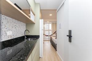 Apartamento 1307 - Manhattan Tower · Refúgio Urbano no Centro com Rede na Sacada | 3p