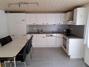 Big 3-bedroom flat with new kitchen