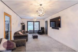 The White House 4 Bedroom, Two Reception Rooms, High Specification, Located 2 miles from jct 26 exit off the M1, Prime Location