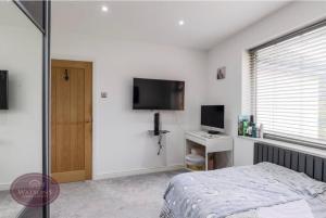 The White House 4 Bedroom, Two Reception Rooms, High Specification, Located 2 miles from jct 26 exit off the M1, Prime Location