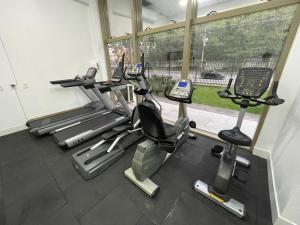LZF Hosting - SUÍTE AO LADO DO RIO CENTRO, PARQUE OLÍMPICO, PRAIA DA BARRA E RECREIO