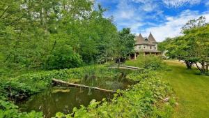 Evergreen Cottage 58Acre Farm Retreat w Pond