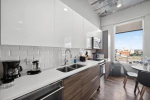 Central Dallas Stay | Pool + Gym + Game Room